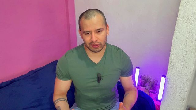 Chacal mecanico penetra en el taller al pasivo musculoso culon que llevo su carro. relato sexual