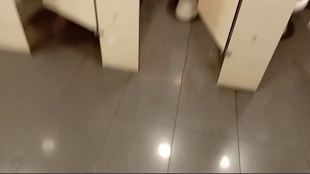 En el baño publico ,paja gran verga gruesa latina