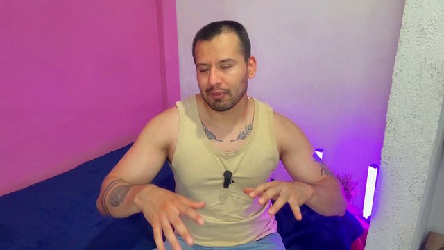 Instructor de manejo musculoso y su aprendiz twink se maman sus vergas dotadas en el carro y se llenan de leche! Relato sexual
