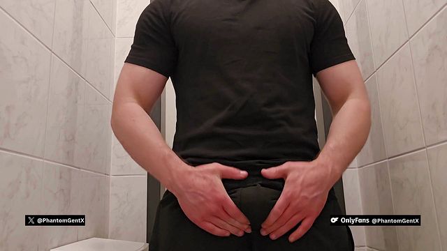 Muskulöser Deutscher Daddy schleicht sich in öffentliche Toilette und wichst seinen fetten Schwanz - PhantomGentX