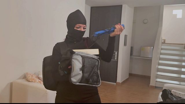 mientras el esposo descansa mientras  su mujer es follada por intrusa en la habitacion matrimonial