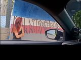 Punheta arriscada para estranha no ponto de ônibus em público!