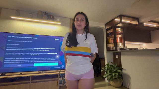 amiga cachonda quieres que le preste el tv para mirar el mundial de colombia, pero antes tendra que chuparme la verga xxx