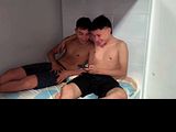 Trajeado masturbándose