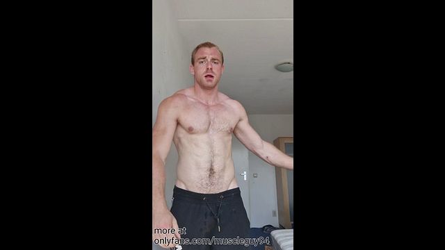 muscular bodybuilder muscleworship and masturbate