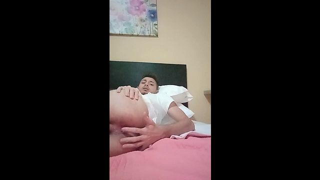 Jovencito Hetero jugado con su culito rosadito