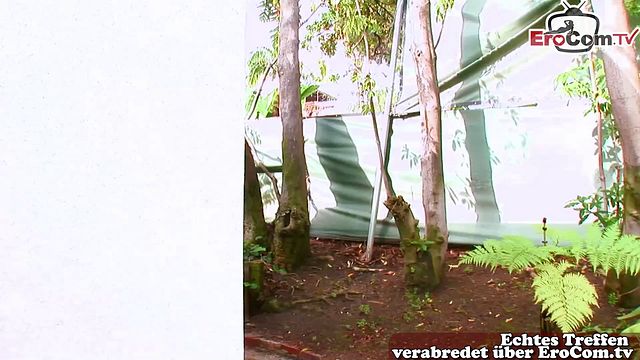 Muskulöser schwarzer Einbrecher fickt blonden zarten Hausbesitzer